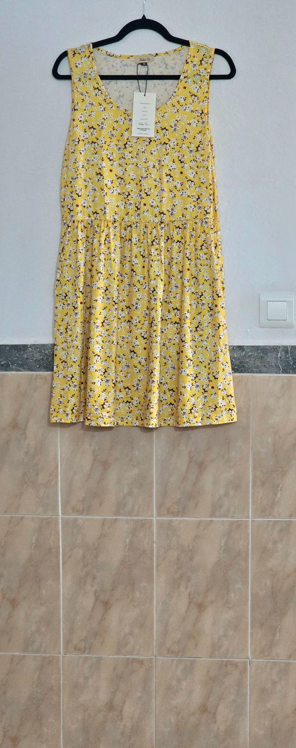 Vestido amarillo floral con bolsillos laterales